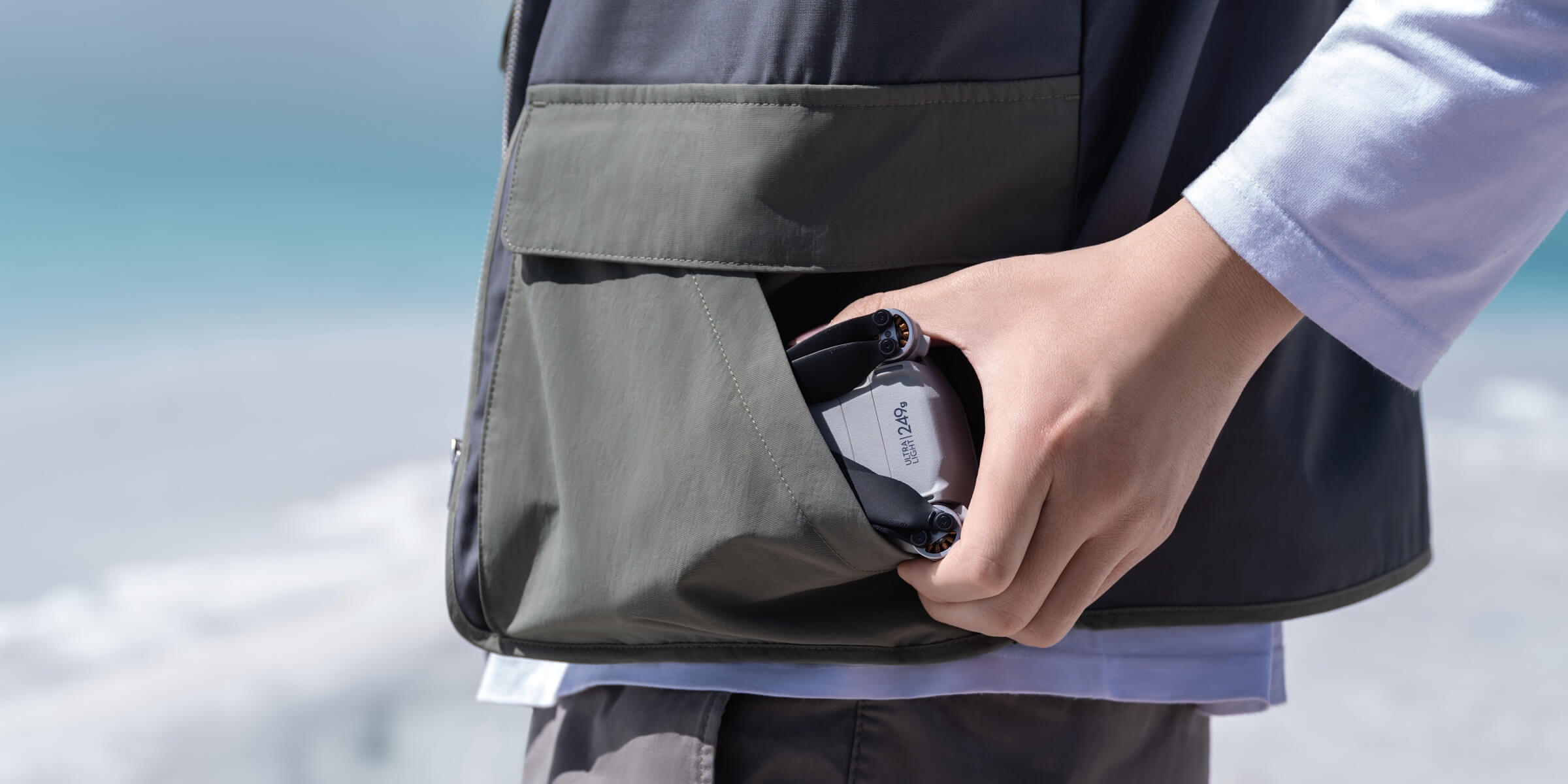 819e4e26020932fba97771bee2066f90 Mini drone easily fits into a pocket